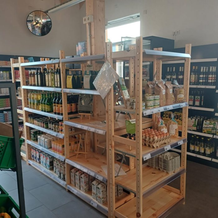 Ein Holzregal ist mit Lebensmitteln befüllt.