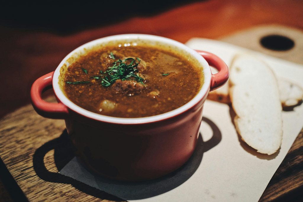Ein Topf Gulaschsuppe